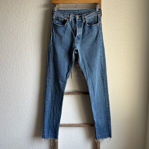 Levi’s 501 Button-fly Raw Hem Jeans Womens sz: 27